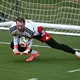 Manuel Neuer packt für sein WM-Comeback im Training richtig zu.  - Bild: Federico Gambarini/dpa