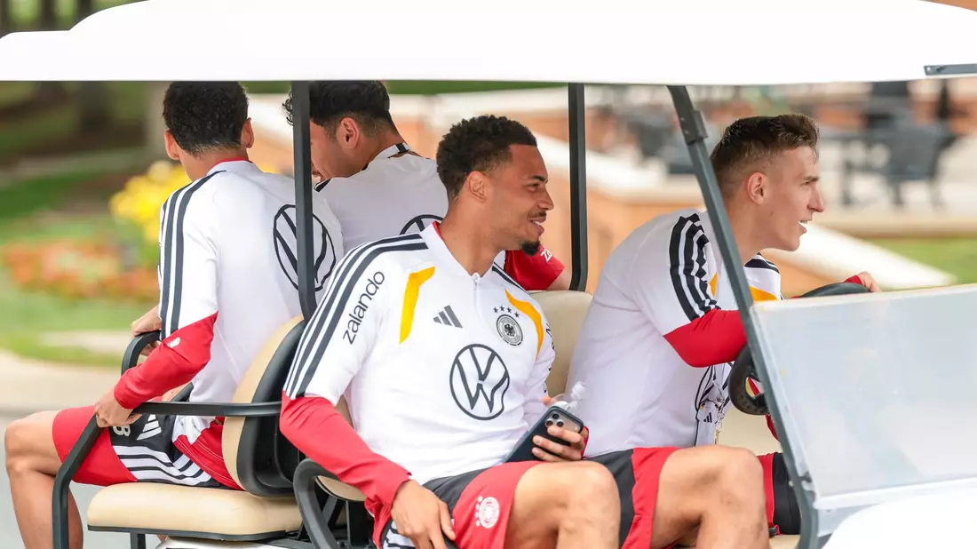 Im Golf-Cart ging es für einige Nationalspieler zum Training.  - Bild: Jan Woitas/dpa