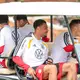 Im Golf-Cart ging es für einige Nationalspieler zum Training.  - Bild: Jan Woitas/dpa