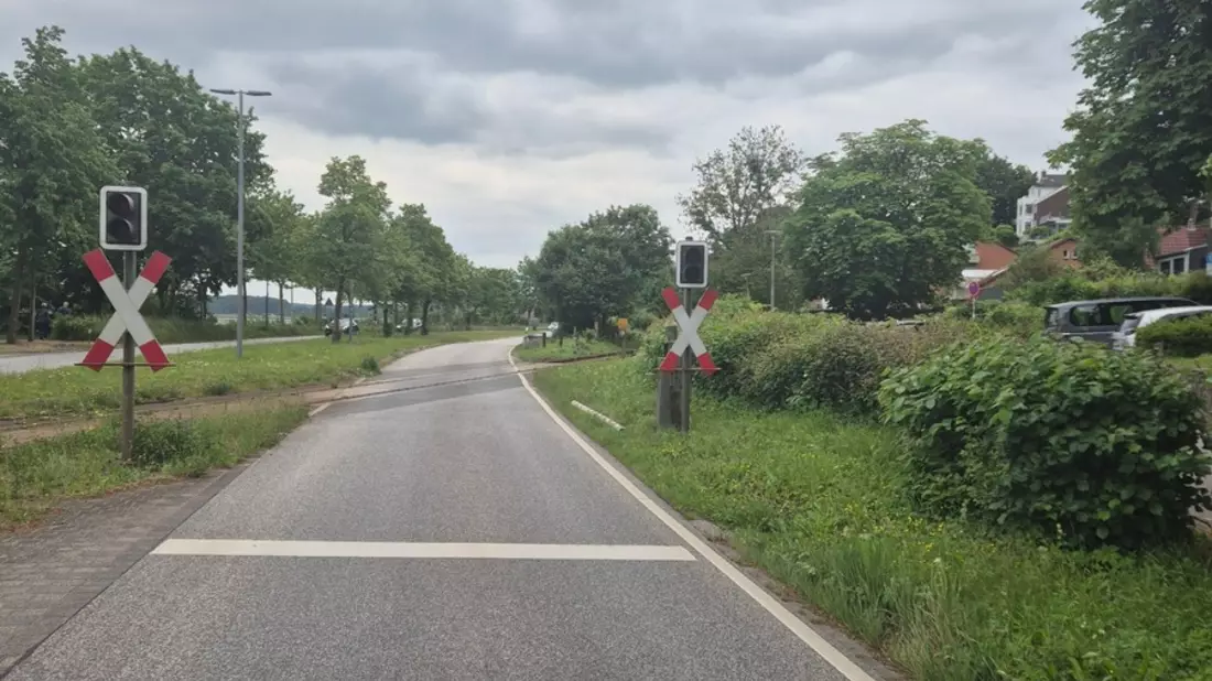 POL-NMS: 20260610-1-PDNMS- Zeugenaufruf nach Verkehrsunfall mit Bahnschranke - Bild: presseportal.de