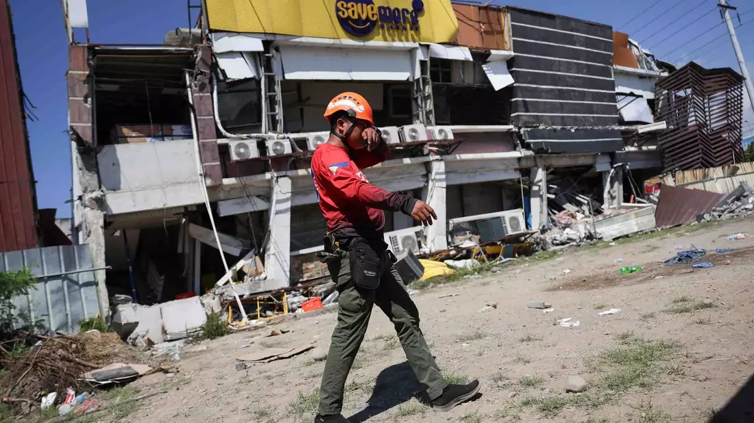 Rettungskräfte sind weiterhin im Einsatz. - Bild: Basilio Sepe/AP/dpa