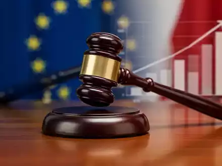 Ein Richterhammer schlägt auf einen Holzklotz, im Hintergrund verschwommen die Farben der EU-Flagge und eine Lohndifferenzgrafik. - Foto: über boerse-global.de
