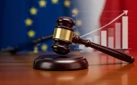 Ein Richterhammer schlägt auf einen Holzklotz, im Hintergrund verschwommen die Farben der EU-Flagge und eine Lohndifferenzgrafik. - Foto: über boerse-global.de