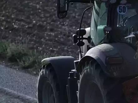 Bauer auf Traktor (Archiv) - Foto: via dts Nachrichtenagentur
