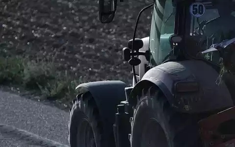 Bauer auf Traktor (Archiv) - Foto: via dts Nachrichtenagentur