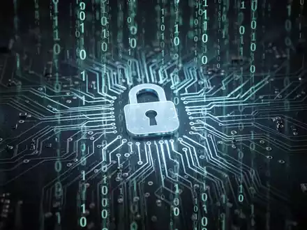 A glowing circuit board with binary code and a padlock icon, representing digital security and vulnerability patching. - Foto: über boerse-global.de
