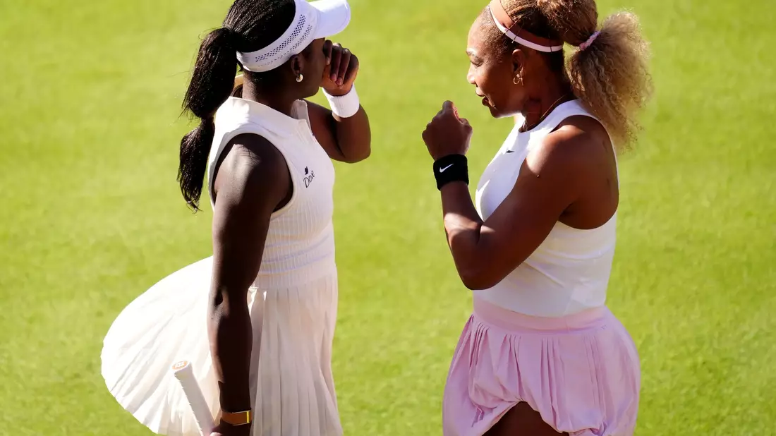 Doppelpartnerin Victoria Mboko (l) ist 25 Jahre jünger als Serena Williams (r). - Bild: Adam Davy/PA Wire/dpa