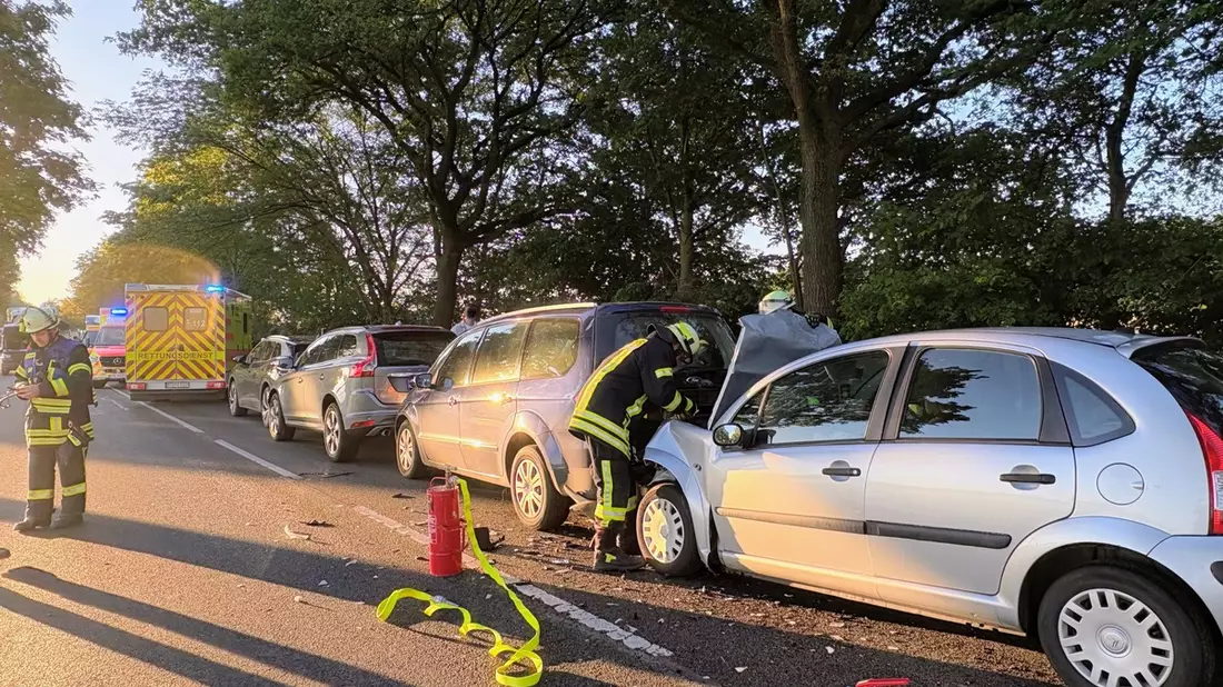POL-STD: Dudenbüttel: Auffahrunfall mit vier Pkw sorgt für Vollsperrung auf der B73 - zwei Leichtverletzte - Bild: presseportal.de