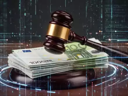 Ein stilisierter Richterhammer schlägt auf einen Stapel Euro-Banknoten, umgeben von digitalen Datenströmen. - Foto: über boerse-global.de