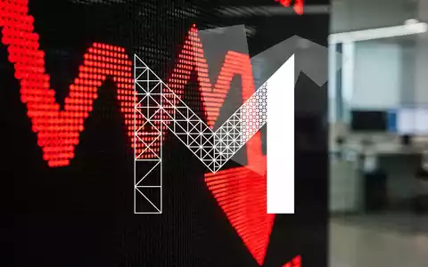 Ein digitaler Börsenticker zeigt rote, fallende Zahlen und einen nach unten zeigenden Pfeil vor einem unscharfen Bürohintergrund. - Foto: über boerse-global.de