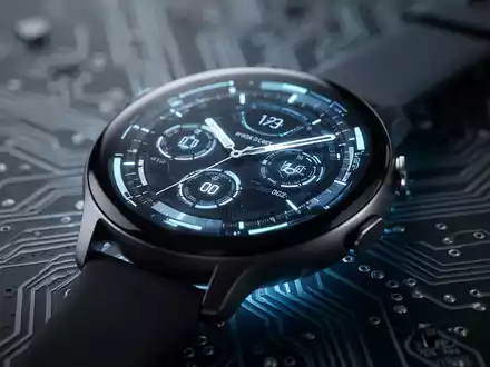 A close-up of a modern smartwatch face displaying futuristic, glowing interface elements, symbolizing OS updates. - Foto: über boerse-global.de