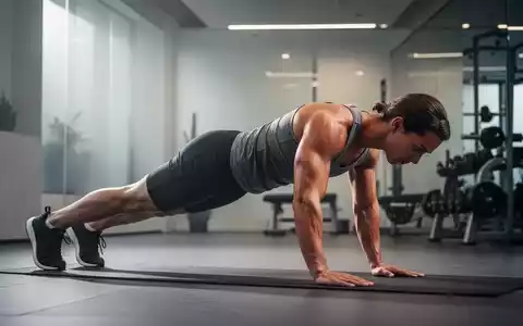 Eine Person in einer Plank-Position, die ihre Körpermitte stärkt, in einem modernen Fitnessstudio. - Foto: über boerse-global.de