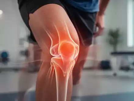 Ein Nahaufnahme-Bild eines Knies, das durch leichte Bewegungsunschärfe Bewegung andeutet, in einem modernen Physiotherapie-Setting. - Foto: über boerse-global.de