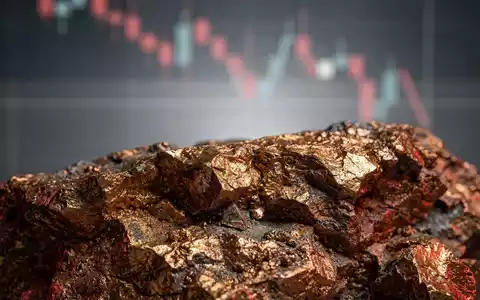 Nahaufnahme von verwittertem Kupfererz mit einer subtilen Spiegelung fallender Börsencharts im Hintergrund. - Foto: über boerse-global.de