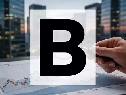 Eine Hand hält eine Lupe über einem Finanzdiagramm mit einer roten Korrekturmarkierung, im Hintergrund eine verschwommene Stadtlandschaft. - Foto: über boerse-global.de