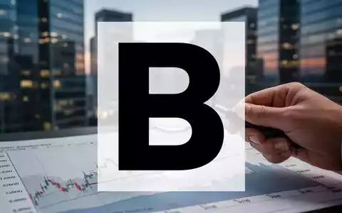 Eine Hand hält eine Lupe über einem Finanzdiagramm mit einer roten Korrekturmarkierung, im Hintergrund eine verschwommene Stadtlandschaft. - Foto: über boerse-global.de