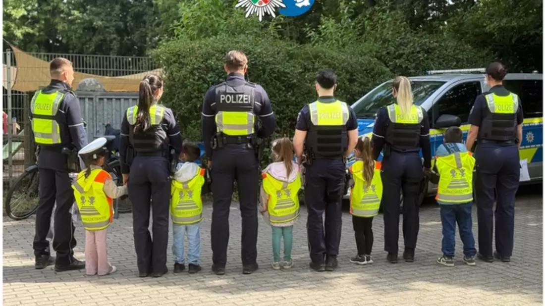 POL-DU: Großenbaum: Polizei kontrolliert Tempo vor Kita - Kinder verteilen Denkzettel - Bild: presseportal.de
