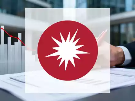 Eine Hand mit rotem Stift über einem Finanzdokument, ein stilisierter Graph zeigt einen Abwärtstrend. Modernes Büro im Hintergrund. - Foto: über boerse-global.de