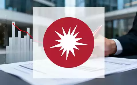 Eine Hand mit rotem Stift über einem Finanzdokument, ein stilisierter Graph zeigt einen Abwärtstrend. Modernes Büro im Hintergrund. - Foto: über boerse-global.de