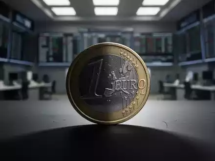 Eine einzelne Euro-Münze, teilweise im Schatten, auf einem verschwommenen, leeren Handelsboden, symbolisiert ein 52-Wochen-Tief. - Foto: über boerse-global.de