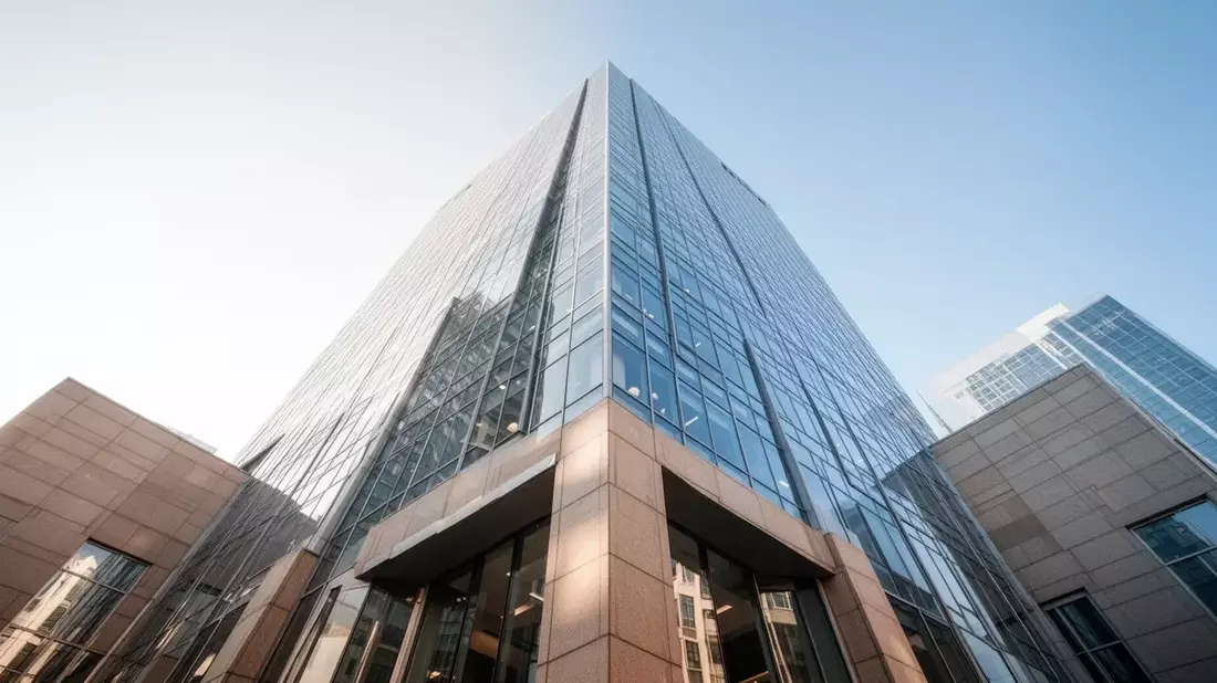 Commerzbank's Battle: Operational Recovery vs UniCredit's Hidden Takeover Strategy