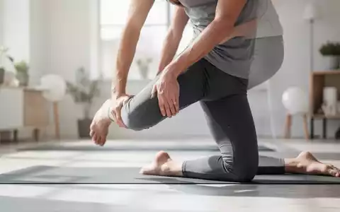 Eine Person führt eine Yoga-Übung zur Hüftmobilität durch, die die Hüftregion und die Beine betont. Eine ruhige, therapeutische Szene. - Foto: über boerse-global.de