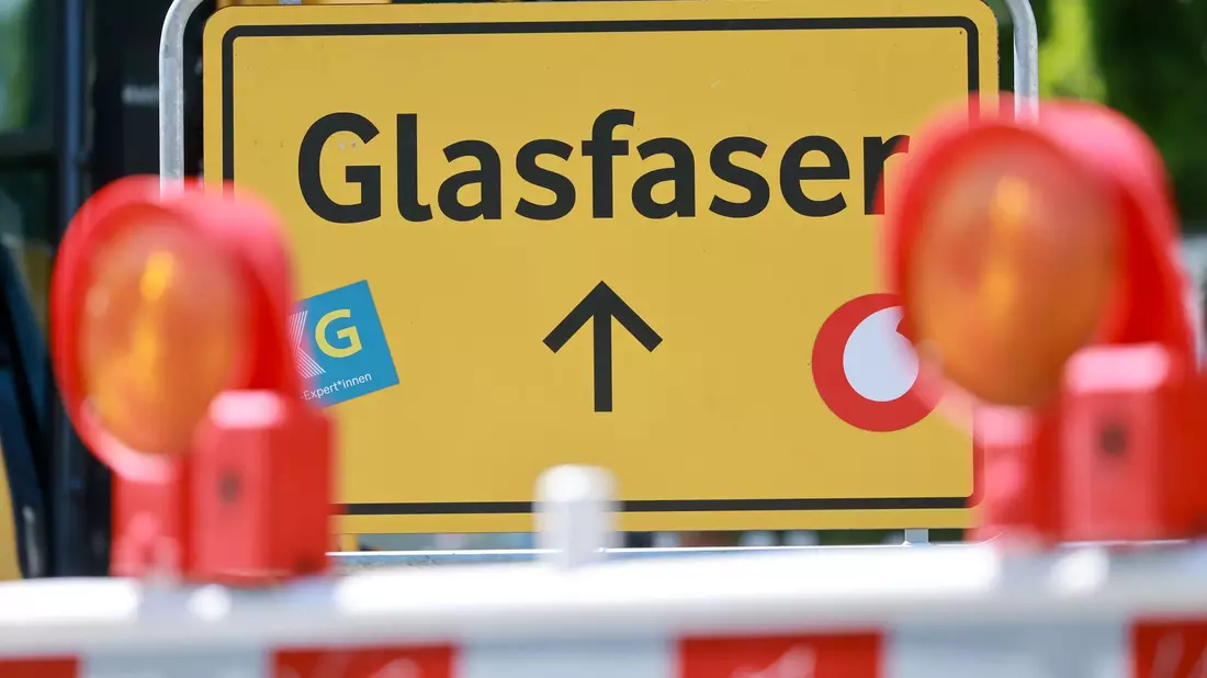 Eine Reform des Telekommunikationsgesetzes soll den Glasfaserausbau bis in die Wohnungen beschleunigen. (Symbolbild) - Bild: Michael Reichel/dpa