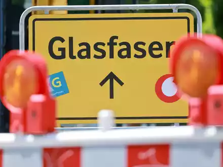 Eine Reform des Telekommunikationsgesetzes soll den Glasfaserausbau bis in die Wohnungen beschleunigen. (Symbolbild) - Foto: Michael Reichel/dpa