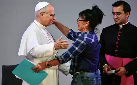Jeder Mensch ist würdig, sagte der Papst zu den Häftlingen. - Foto: Stefano Rellandini/AFP Pool via /AFP POOL/AP/dpa