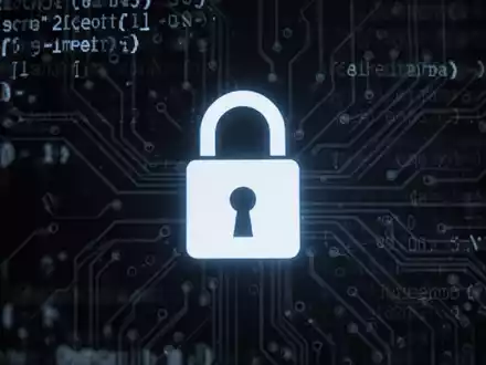 A digital padlock icon glows on a dark screen, with blurred code or circuit board patterns in the background, symbolizing cybersecurity. - Foto: über boerse-global.de