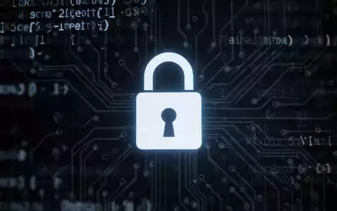 A digital padlock icon glows on a dark screen, with blurred code or circuit board patterns in the background, symbolizing cybersecurity. - Foto: über boerse-global.de