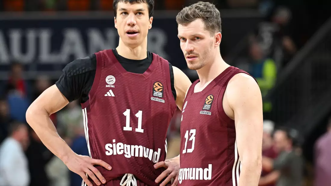 Wollen nach einer holprigen Saison zumindest Meister werden: Die Bayern-Basketballer Vladimir Lucic (l) und Andreas Obst. (Archivbild)  - Bild: Angelika Warmuth/dpa