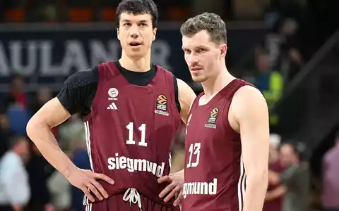 Wollen nach einer holprigen Saison zumindest Meister werden: Die Bayern-Basketballer Vladimir Lucic (l) und Andreas Obst. (Archivbild)  - Foto: Angelika Warmuth/dpa