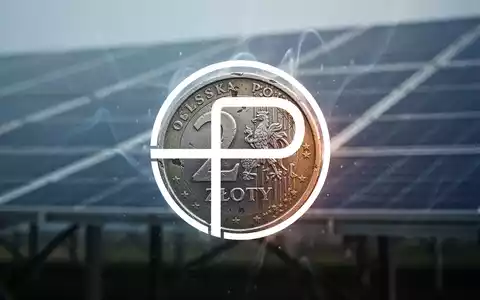 Eine einzelne, leicht beschädigte polnische Z?oty-Münze mit einem unscharfen Solarpanel-Feld im Hintergrund, das finanzielle Unsicherheit symbolisiert. - Foto: über boerse-global.de
