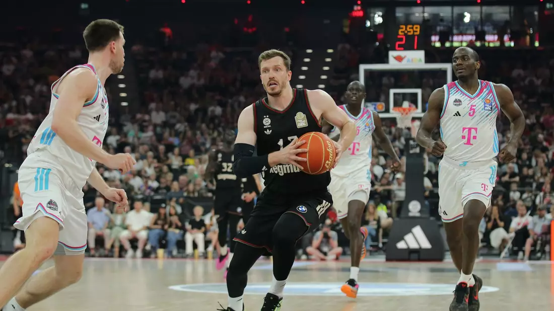 Auf Bayern-Star Andreas Obst (M) wird es im Playoff-Finale ganz besonders ankommen. (Archivbild) - Bild: Matthias Stickel/dpa