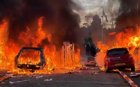 In Belfast kam es am Dienstagabend zu rassistischen Ausschreitungen. - Foto: Pa/PA Wire/dpa