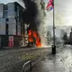 Auch ein Bus wurde von den Randalierern in Brand gesetzt. - Bild: Pa/PA Wire/dpa