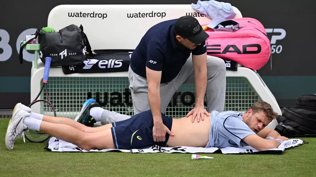 Medizinische Auszeit für Hanfmann: Der deutsche Tennisprofi ließ sich im dritten Satz behandeln. - Bild: Marijan Murat/dpa