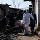 Das Motiv für die Tat war zunächst unklar. Die Polizei leitete eine Großfahndung nach den Tätern ein. Zahlreiche Waffen der Täter seien am Tatort sichergestellt worden.  - Bild: Themba Hadebe/AP/dpa