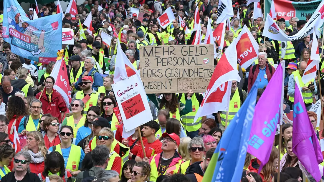 Laut Verdi nahmen 8.000 Menschen an der Demo teil. - Bild: Julian Stratenschulte/dpa