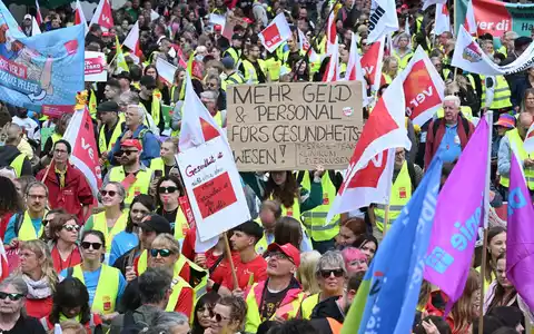 Laut Verdi nahmen 8.000 Menschen an der Demo teil. - Foto: Julian Stratenschulte/dpa