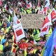 Laut Verdi nahmen 8.000 Menschen an der Demo teil. - Bild: Julian Stratenschulte/dpa