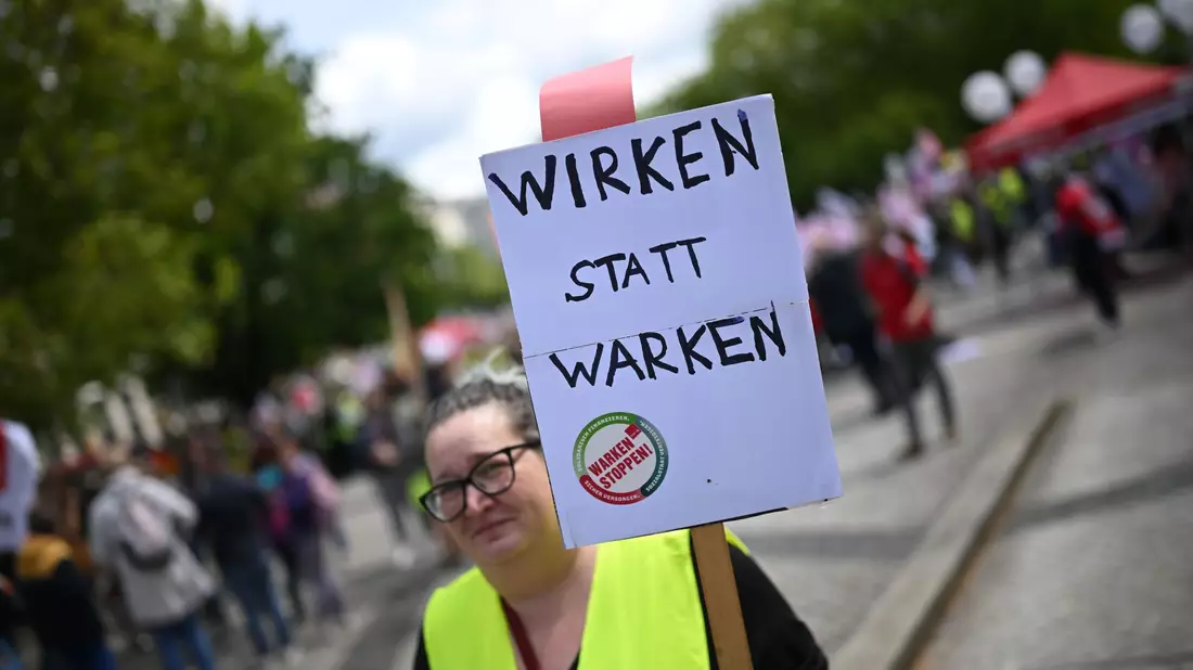 Bundesgesundheitsministerin Nina Warken (CDU) steht im Zentrum der Kritik. - Bild: Julian Stratenschulte/dpa