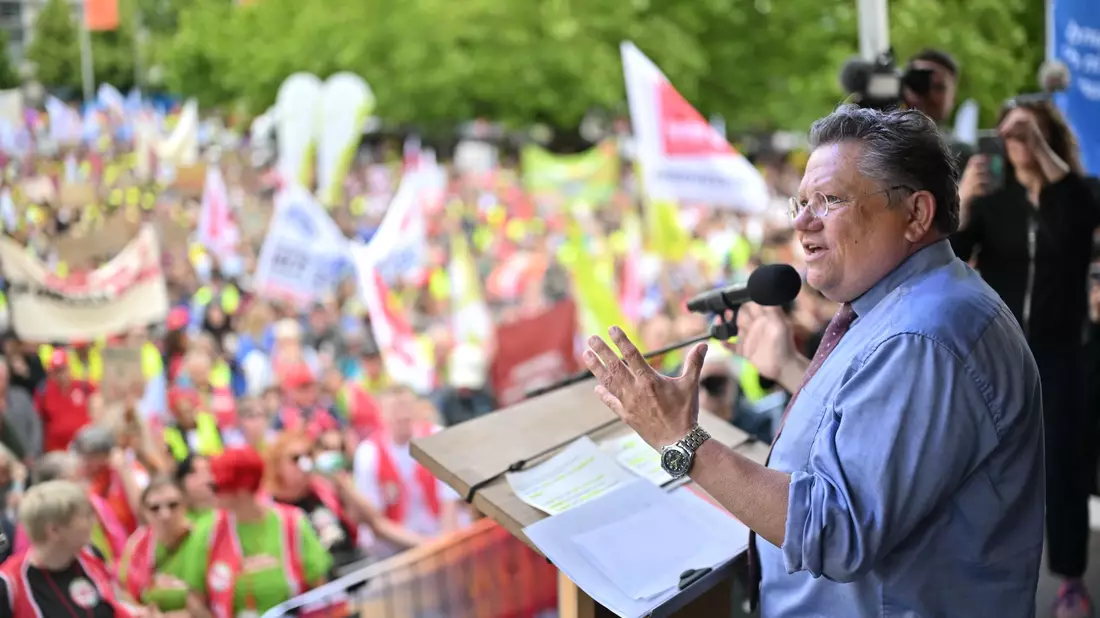Niedersachsens Gesundheitsminister Philippi (SPD) will Ungerechtigkeiten zusammen mit den anderen Ländern verhindern. - Bild: Julian Stratenschulte/dpa
