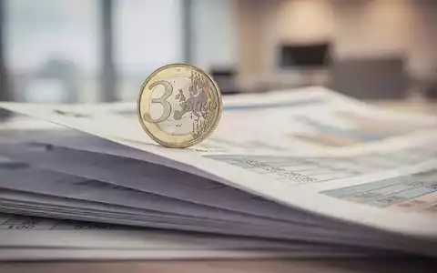 Eine einzelne 81-Cent-Münze balanciert auf einem Stapel Finanzdokumente in einem modernen Büroumfeld. - Foto: über boerse-global.de