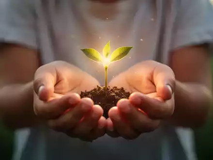 Kinderhände halten vorsichtig ein kleines, leuchtendes Licht oder einen Pflanzenspross, symbolisierend Hoffnung und Wachstum. - Foto: über boerse-global.de