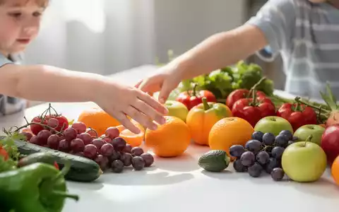 Eine Kinderhand greift nach frischem Obst und Gemüse, das auf einem Tisch ausgebreitet ist. - Foto: über boerse-global.de
