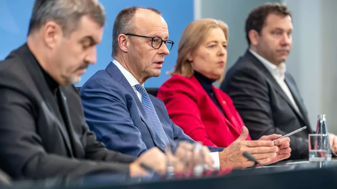 Diese Vier wollen in den nächsten gut drei Wochen die Eckpunkte für ein Reformpaket zustande bringen. - Bild: Michael Kappeler/dpa