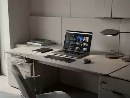 Ein modernes, minimalistisches Homeoffice mit einem schlanken Laptop, einer kompakten Tastatur und Maus auf einem aufgeräumten Schreibtisch. - Foto: über boerse-global.de