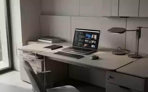 Ein modernes, minimalistisches Homeoffice mit einem schlanken Laptop, einer kompakten Tastatur und Maus auf einem aufgeräumten Schreibtisch. - Foto: über boerse-global.de